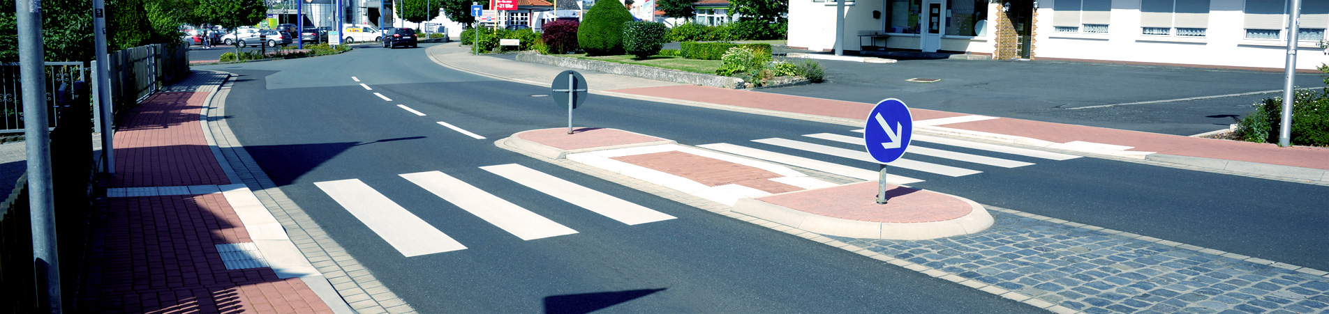 Gesamtansicht einer Querungsstelle mit Zebrastreifen