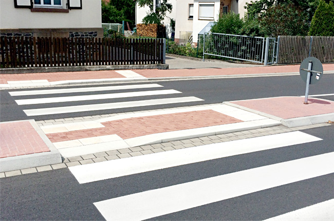 Ausschnitt einer Querungsstelle mit Zebrastreifen